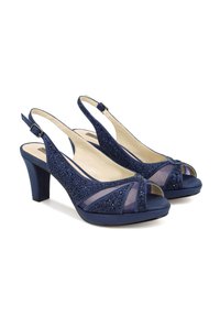 Tacchi slingback blu navy con punta aperta, caratterizzati da una parte superiore di perline, pannelli in rete e un tacco spesso. Texture liscia con accenti decorativi.