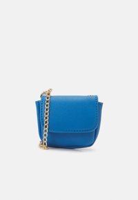Sac en similicuir bleu avec fermeture à rabat, bandoulière en chaîne dorée, forme arrondie et texture lisse. Design compact pour petits essentiels.
