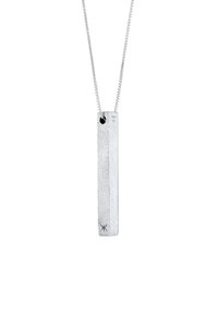Pendentif rectangulaire en argent avec face texturée et symbole gravé, suspendu à un collier fin à maillons carrés.
