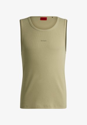 Top a maniche corte color khaki, con collo rotondo, logo discreto al centro e design aderente. Texture liscia e dettagli minimi.