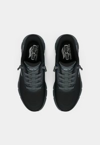 Scarpe sportive nere con tomaia in mesh testurizzato, punta arrotondata e lacci tono su tono. Caratterizzate da design slip-on e soletta imbottita per il comfort.