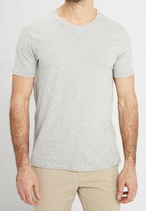 Grijze katoenen T-shirt met korte mouwen en een ronde hals. Gladde textuur en een getailleerd ontwerp, gecombineerd met beige broek.