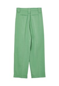 Pantalons tailleur verts avec une texture lisse, dotés d'une taille haute, de poches latérales et de détails plissés à l'avant. Design à ourlet retroussé.