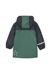 Vattentät jacka i grönt och marinblått, med ett stjärnmönster, huva, elastiska ärmslut och en reflexrand. Tillverkad av hållbart material.