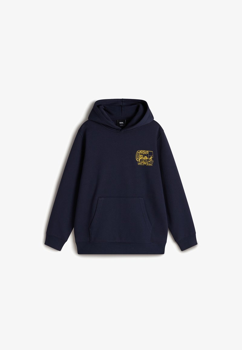 Sudadera azul marino hecha de tejido suave, con un bolsillo canguro en la parte delantera y un diseño gráfico amarillo en el lado izquierdo del pecho.