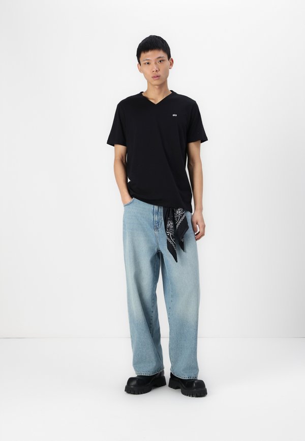 EVERYDAY MICRO LOGO VEE - Basic T-shirt2