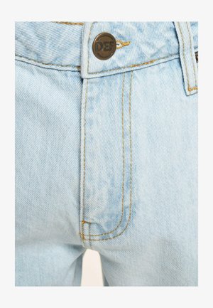 Jasnoniebieskie dżinsy z metalowym guzikiem, kontrastowymi żółtymi przeszyciami oraz klasycznym pięciopocketowym designem, z wyblakłą fakturą.