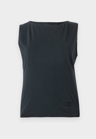 Melna bez piedurknēm augšdaļa ar apaļu kakla izgriezumu, izgatavota no gludas auduma. Satur nelielu drukātu dizainu apakšējā labajā stūrī. Vienkāršs, minimālistisks stils.