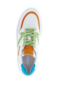 Witte sneaker met groene, oranje en blauwe accenten. Beschikt over ronde veters en een gevoerde zool. Gemaakt van gestructureerd suede en glad leer.