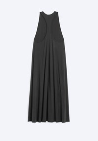 Robe noire sans manches, ample, style dos nageur avec une jupe fluide, présentée à plat sur fond blanc.