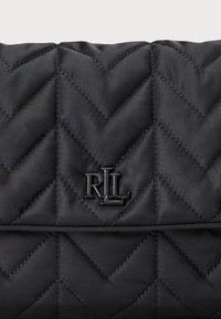 Μαύρη τσάντα με καπιτονέ σχέδιο σχήματος ζιγκ-ζαγκ, κατασκευασμένη από συνθετικό υλικό. Διαθέτει μαύρο λογότυπο "RLL" στην κάτω γωνία.