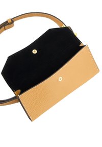 Leren handtas in tan met een gestructureerde buitenkant en een gladde zwarte interieur. Voorzien van een flap-sluiting met gouden hardware en contrasterende stiksels.