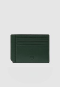 Groen leren kaartinhoud met meerdere sleuven voor kaarten, voorzien van een gestructureerd oppervlak en een subtiel logo aan één zijde.