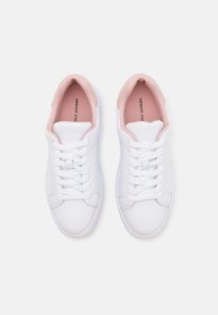 Armani Exchange Tenisky - optic white/rose
