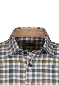 Camicia a quadri con bottoni, caratterizzata da un motivo a reticolo bianco, verde e marrone. Tessuto morbido e un colletto beige a contrasto. Etichetta della taglia visibile.
