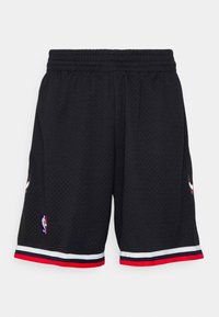 Pantaloni corti da basket neri realizzati in tessuto mesh traspirante, con una striscia rossa e bianca sul bordo e il logo NBA ricamato di lato.
