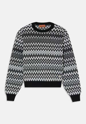 Suéter de patrón zigzag en blanco y negro, con mangas largas, puños y dobladillo acanalados, escote redondo y un detalle del logo en el lado inferior.