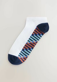 Weiße Socke mit navy-farbenem Fersen- und Zehenbereich, die seitlich ein buntes Streifenmuster in Blau und Orange aufweist. Material aus Baumwollmischung.