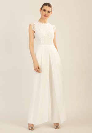Weißer Jumpsuit mit spitzenbesetztem Oberteil und kurzen Ärmeln, tailliertem Schnitt und weit geschnittenen Hosenbeinen. Glattes Material mit subtiler Lichtreflexion.