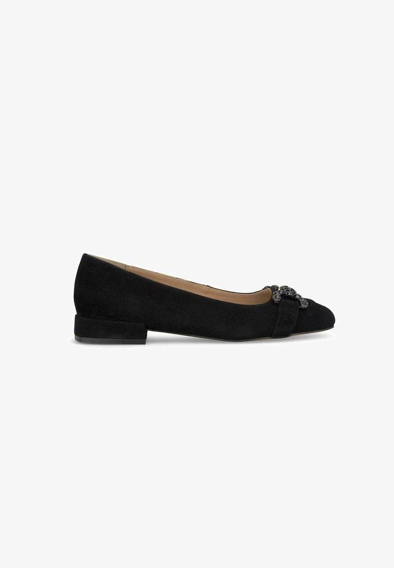 Zwarte suedine balletflats met een spitse neus, kleine blokhak en een decoratieve accent met een cluster van edelstenen aan de voorkant.