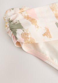 Elastic pentru păr din țesătură imprimată mixtă, cu nuanțe de roz, auriu și verde. Material elastic moale cu un design adunat.