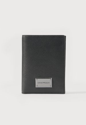 Cartera de cuero texturizado negro con una placa de metal que muestra el logotipo de Emporio Armani en el centro delantero.