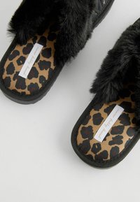 Never Fully Dressed Papuče - black leopard