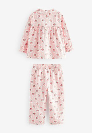 Twee-delig pyjama set in lichtroze stof met een bloemenpatroon. Het topje heeft lange mouwen en een ronde kraag; de broek heeft een elastische tailleband.