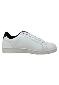 Fehér sneaker fekete részletekkel, sima szintetikus felsőrésszel, kerek orral, lapos, fűzős kialakítással és texturált gumitalppal.
