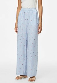 Pantalons larges bleu clair avec un motif rayé et de petits motifs de fleurs rouges, une taille élastique et une coupe décontractée.