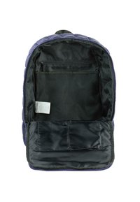 Mochila morada acolchada con un interior negro. Presenta un bolsillo con cremallera y una sección de malla. Textura suave y forma redondeada.