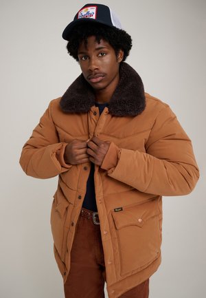 Wrangler WRANGLER X STRANGER THINGS HOPPER - Winter jacket - argan oil
