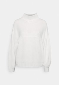 Vit stickad pullover med hög hals, nedhängda axlar och ribbad nederkant. Har strukturerad tyg och avslappnad passform med långa ärmar.