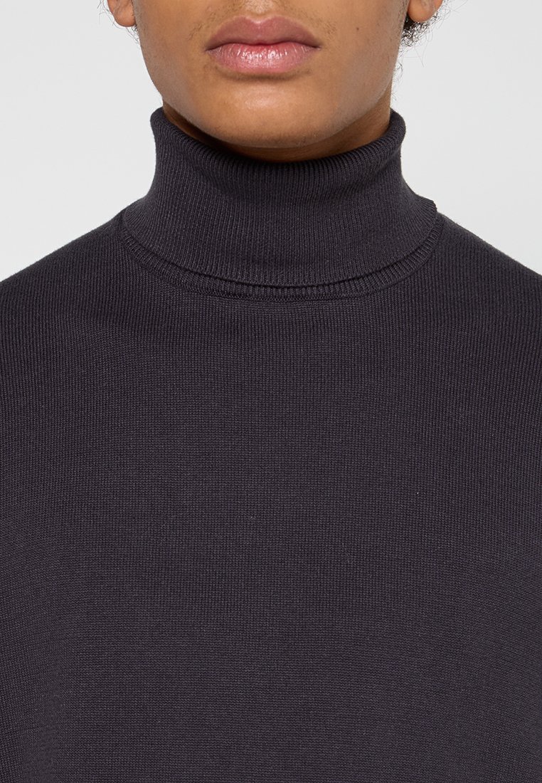 Dunkelgrauer Rollkragenpullover aus geripptem Material, mit einem taillierten Kragen und glatter Oberfläche. Keine sichtbaren Logos oder Muster.