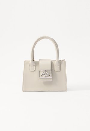 Bolso de mano de cuero beige con un diseño estructurado, asas superiores y una solapa frontal con un cierre de logo plateado. Textura suave, estilo minimalista.
