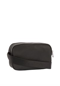 Črna torba z zadrgo iz teksturirane tkanine. Ima širok nastavljiv trak in gladko pravokotno obliko. Na vrhu kovinski poudarek z zadrgo.