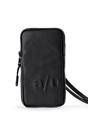Schwarze, rechteckige Tasche aus glattem Material, mit einem Reißverschlussverschluss und geprägter Schrift "a/u" auf der Vorderseite. Verstellbarer Tragegurt enthalten.