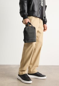 Selezionato, dark olive