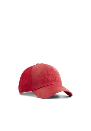 Rød baseballkasket med netbagstykke og hævet tekst ""Scuderia Ferrari"" på frontpanelet.