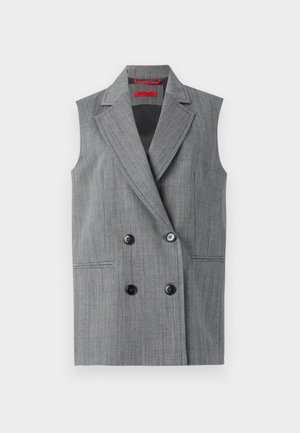 Grå utenermed utringning, dobbeltraderte detaljer, to frontlommer og sorte knapper. Vertikal teksturert mønster gjennom hele.