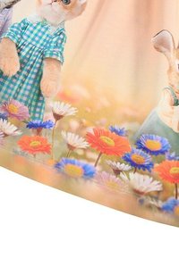 Tejido floral con animales de dibujos animados vestidos, en colores pastel y un patrón de margaritas, amapolas y otras flores sobre un fondo suave.