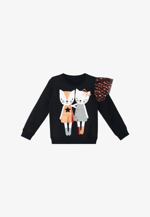 Sort børne-sweatshirt med lange ærmer med to kattefigurer, den ene med en stjerne-kjole og et flæseærme med orange stjernemønstre.