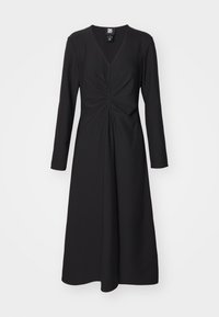 Abito nero a maniche lunghe con scollatura a V, caratterizzato da un dettaglio arricciato in vita e una silhouette svasata fluida. Tessuto dalla texture liscia.