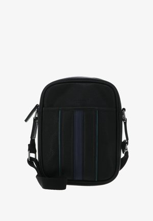 Bolso bandolera de cuero negro con rayas horizontales en verde oscuro y azul marino. Textura suave con cierre de cremallera y correa ajustable.