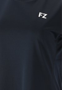 Mørkeblå kortærmet skjorte lavet af glat stof med en rund halsudskæring, der har et hvidt "FZ" logo på brystet.