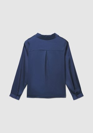 Chemise en satin bleu marine à manches longues avec col, pli au dos et poignets boutonnés. Texture lisse avec un léger éclat.
