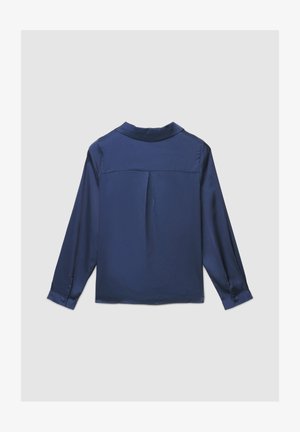 Camicia in raso blu navy a maniche lunghe con colletto, dettaglio di piega sulla schiena e polsini con bottoni. Texture liscia con una leggera lucentezza.