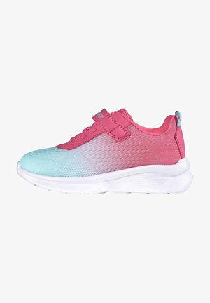 Kindersportschuh mit pink-türkisfarbenem Farbverlauf im Mesh-Obermaterial, Klettverschluss, Zuglasche und dicker weißer Sohle, Seitenansicht vor weißem Hintergrund.