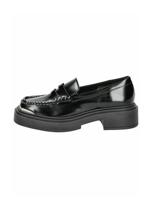 Schwarze Lackleder-Loafer mit einer dicken Plateausohle, ausgestattet mit dekorativen Nähten und einem erhöhten Band über dem Vorderblatt.