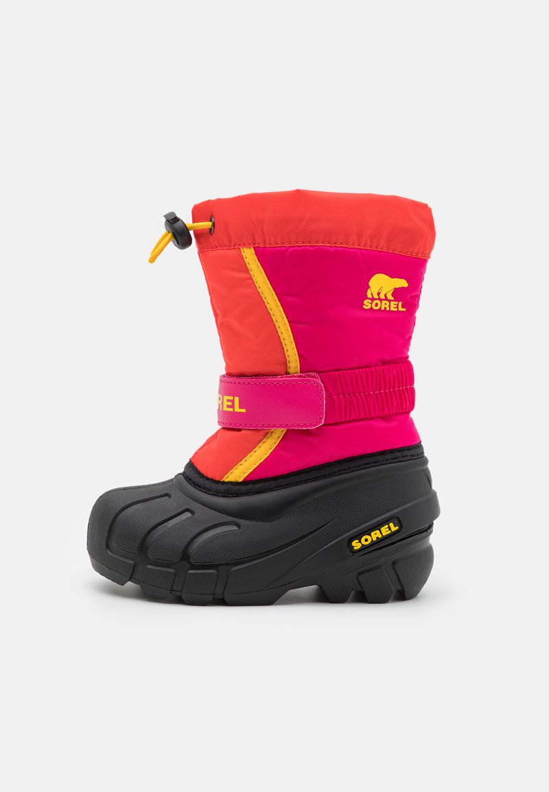 Zimowe buty SOREL z jasnopomarańczową i różową górą z nylonu, czarną gumową podeszwą z bieżnikiem oraz żółtymi akcentami na pasku i logo.